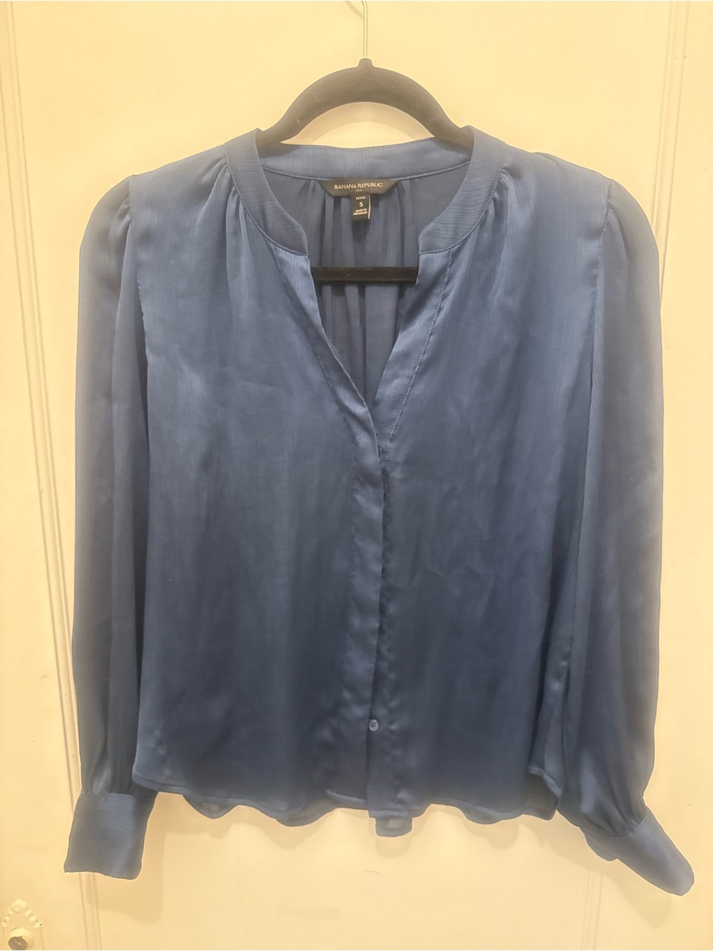 Banana Republic Women’s Small Blue Satin Blouse Long Sleeve V Neck Top